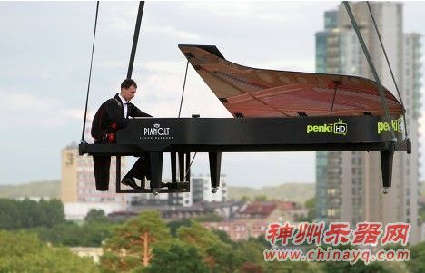 立陶宛上空惊现“会飞的钢琴”（图）