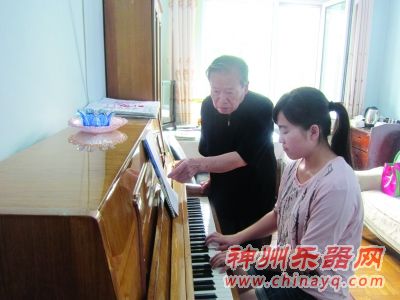 87岁老人坚信音乐不分贵贱  自费教贫困儿童学习钢琴