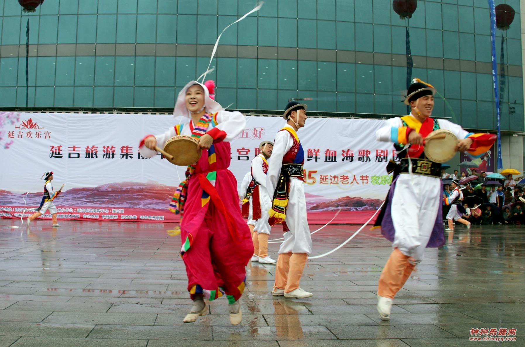 欢乐宫联袂朝鲜血海歌剧团首次延吉亮相农乐舞表演