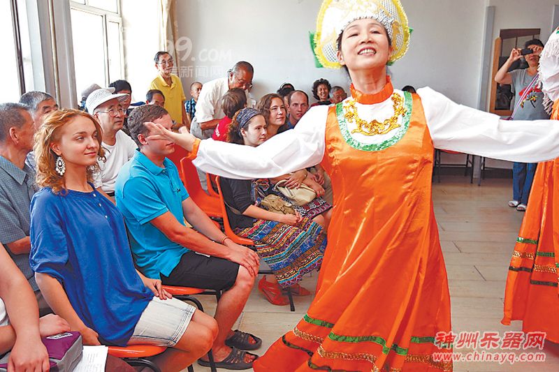 俄罗斯志愿者与哈尔滨市民同唱家乡民歌