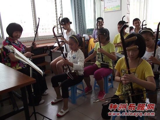 退休职工到社区免费教孩子拉二胡(图)