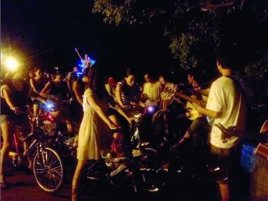 年轻小伙子，以吉他来相会(图)