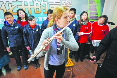 奥地利音乐家与盲校学生交流