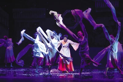 原创民族音乐剧《大红灯笼》天桥“点亮”