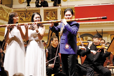 “中国文化年”闭幕式音乐会上演奏超级大笛子