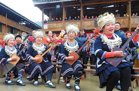 侗族群众自发成立的琵琶队宣传十八大精神