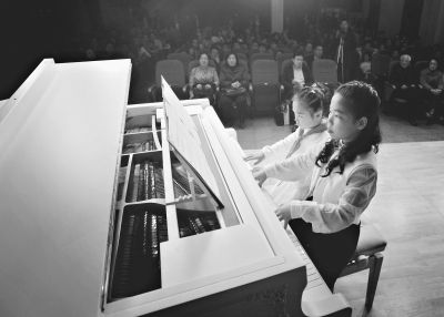 小学生展示 钢琴“四手联弹”