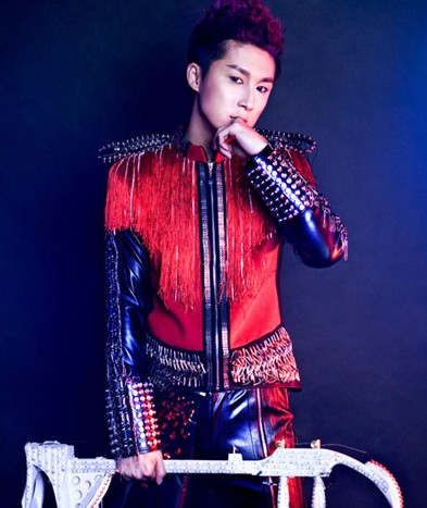 电二胡演绎歌手章磊助兴福建石狮国际时装周