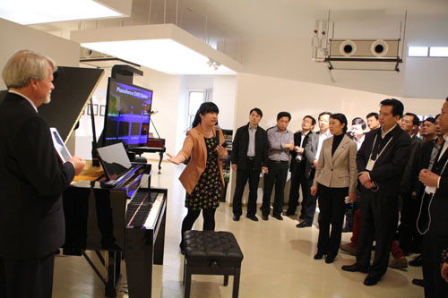 黄冈市党政代表团考察宜昌钢琴生产基地