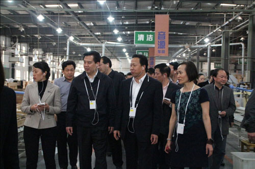黄冈市党政代表团考察宜昌钢琴生产基地