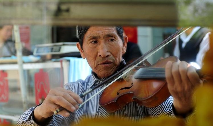 “演奏出农民自己的幸福”：酥饼摊上的音乐梦