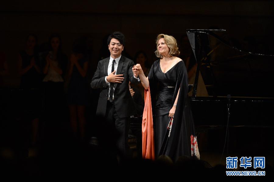钢琴家郎朗在纽约举行义演音乐会