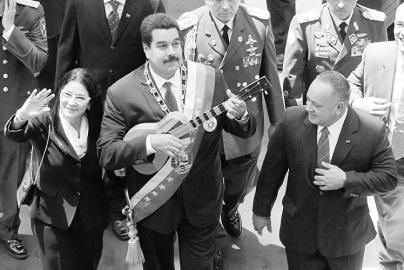 委内瑞拉总统马杜罗弹奏乐器