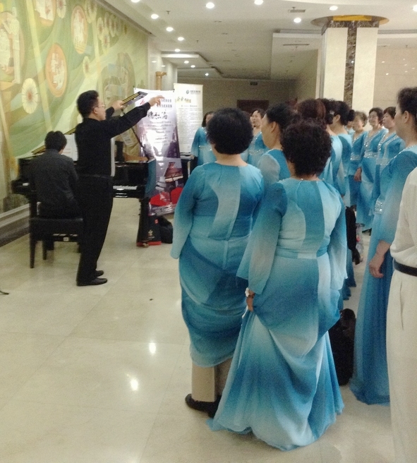 墙里开花墙外香——“小金钟”赛场展示用琴“救场”合唱会