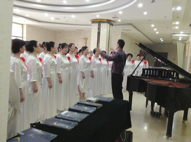 墙里开花墙外香——“小金钟”赛场展示用琴“救场”合唱会