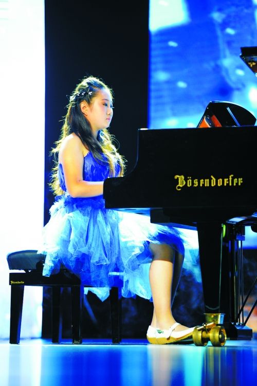 12岁女孩儿举办钢琴个人音乐会