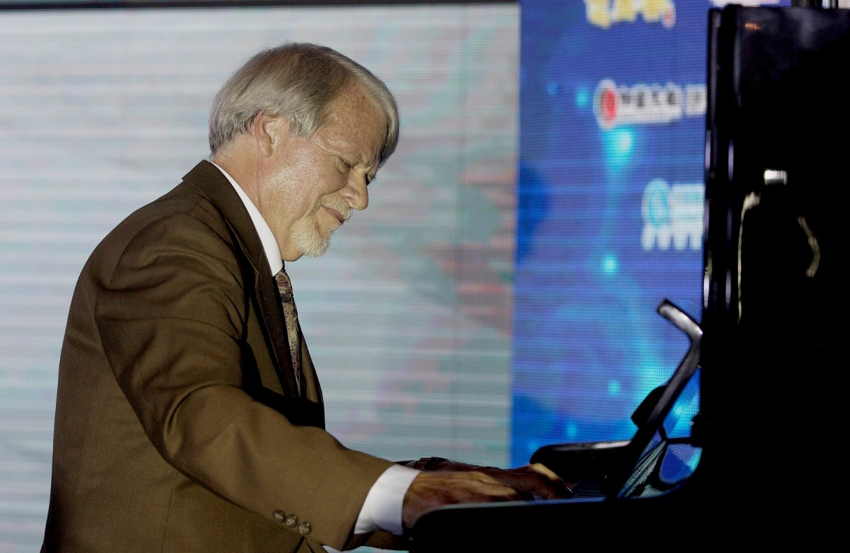 长江钢琴拍价最高 为“希望工程”募集30万