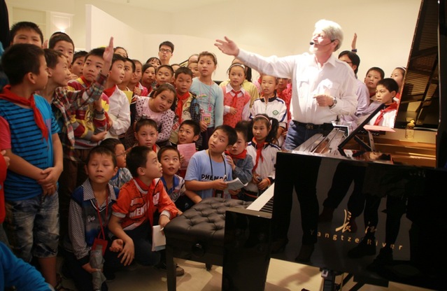 预计音乐节期间将有6万人参观宜昌钢琴生产基地