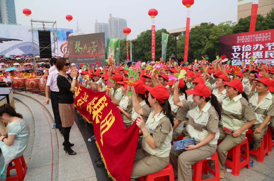 万人琴动宜昌大联欢——柏斯音乐集团为山区小学等捐赠钢琴22台