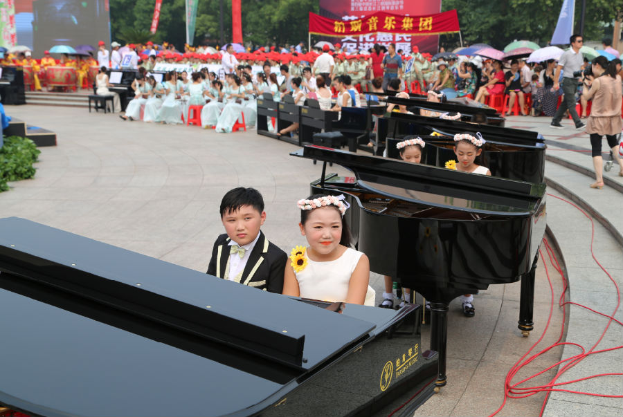 万人琴动宜昌大联欢——柏斯音乐集团为山区小学等捐赠钢琴22台