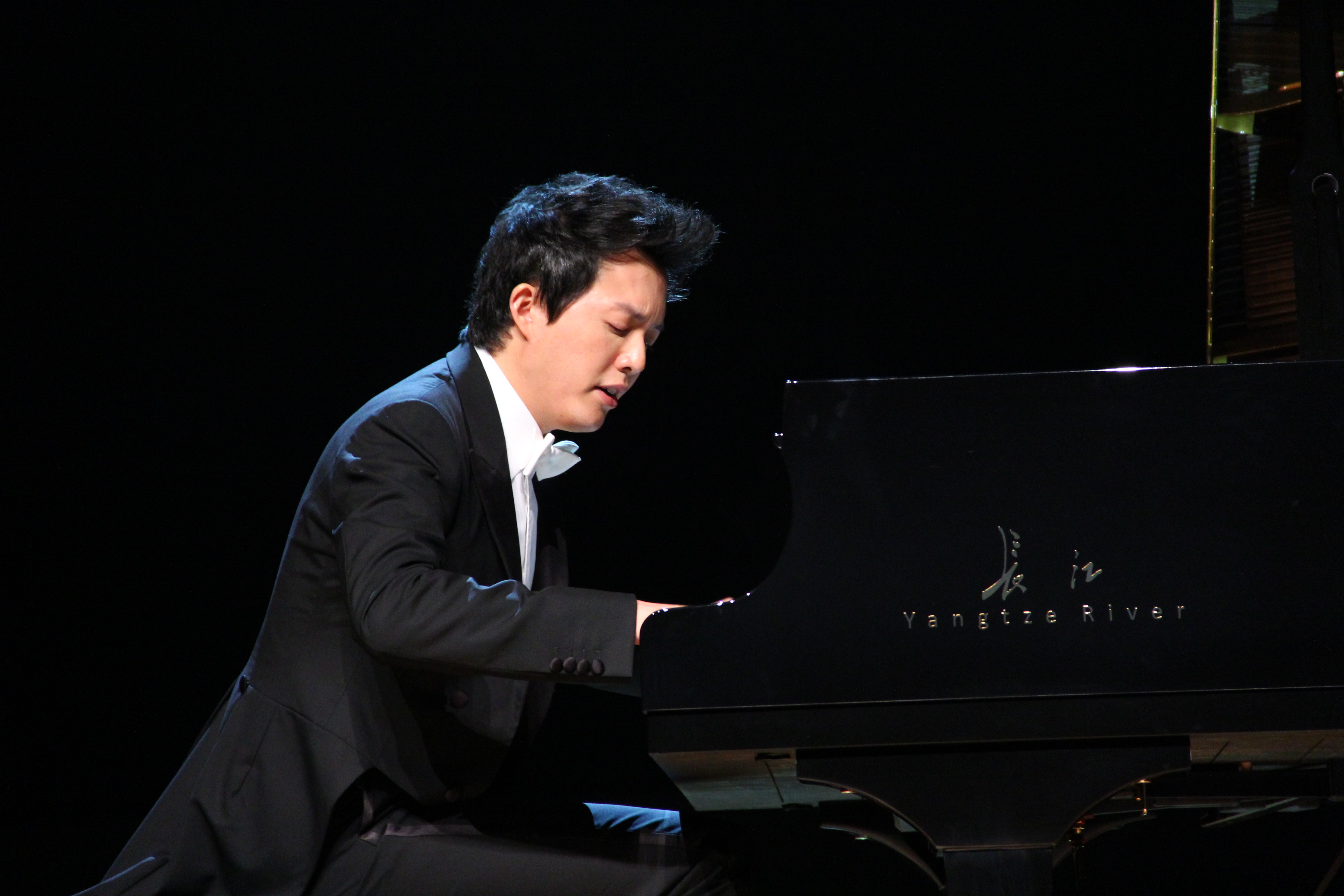 “钢琴王子”李云迪宜昌奏响长江钢琴