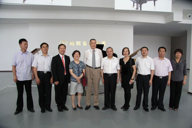 罗清泉、刘诗昆、中国侨联齐聚宜昌 考察长江钢琴生产基地