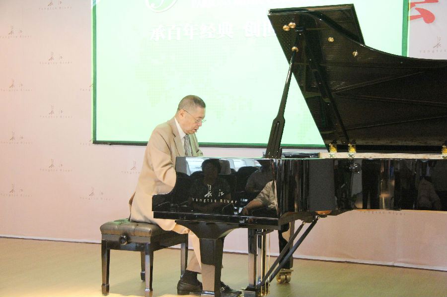 罗清泉、刘诗昆、中国侨联齐聚宜昌 考察长江钢琴生产基地