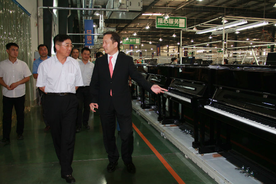 罗清泉、刘诗昆、中国侨联齐聚宜昌 考察长江钢琴生产基地