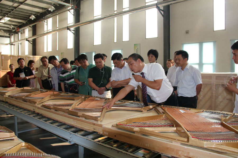罗清泉、刘诗昆、中国侨联齐聚宜昌 考察长江钢琴生产基地