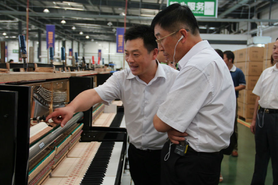 罗清泉、刘诗昆、中国侨联齐聚宜昌 考察长江钢琴生产基地