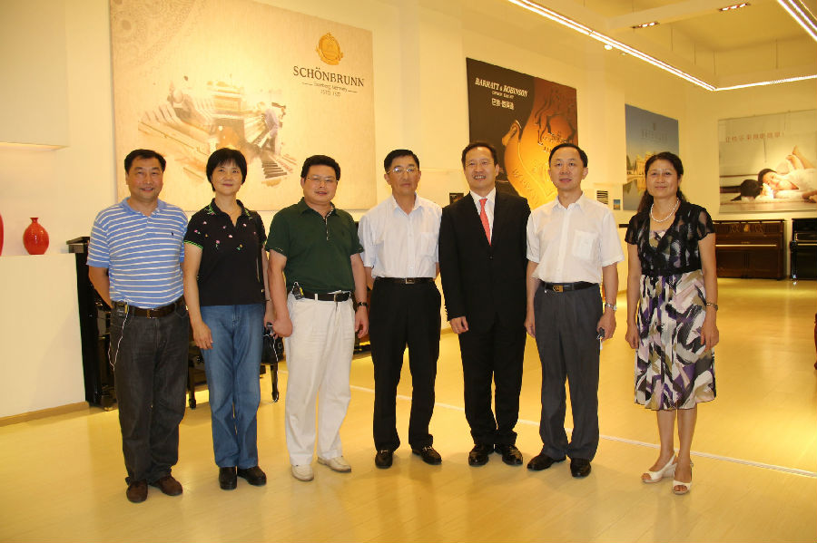 罗清泉、刘诗昆、中国侨联齐聚宜昌 考察长江钢琴生产基地