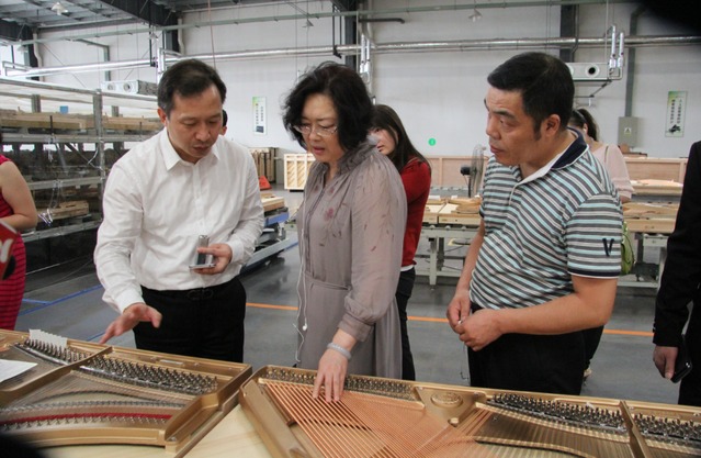文化部、商务部、财政部联合考察长江钢琴生产基地