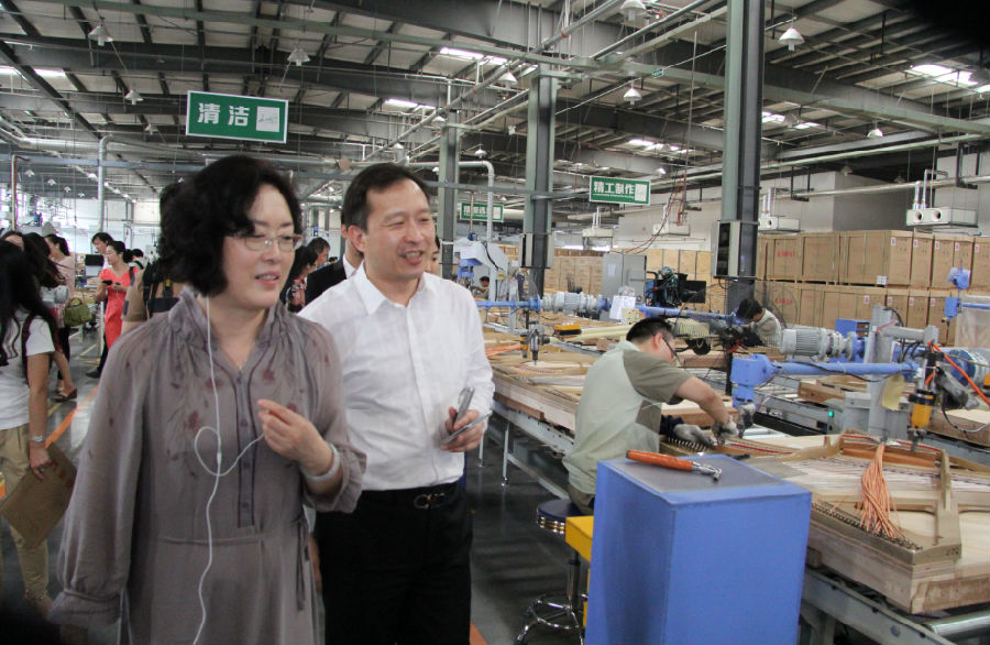 文化部、商务部、财政部联合考察长江钢琴生产基地