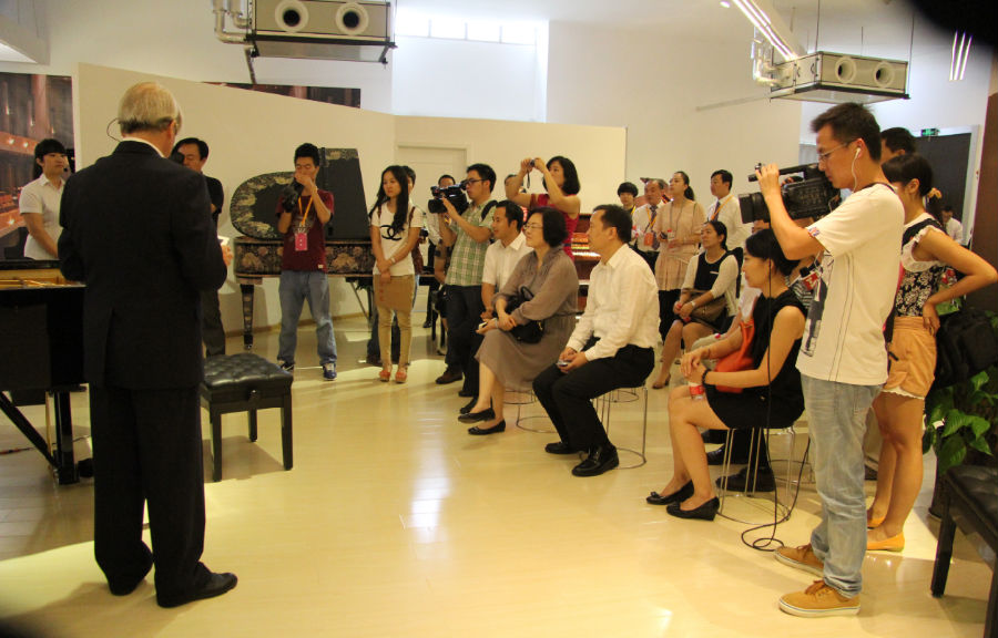 文化部、商务部、财政部联合考察长江钢琴生产基地