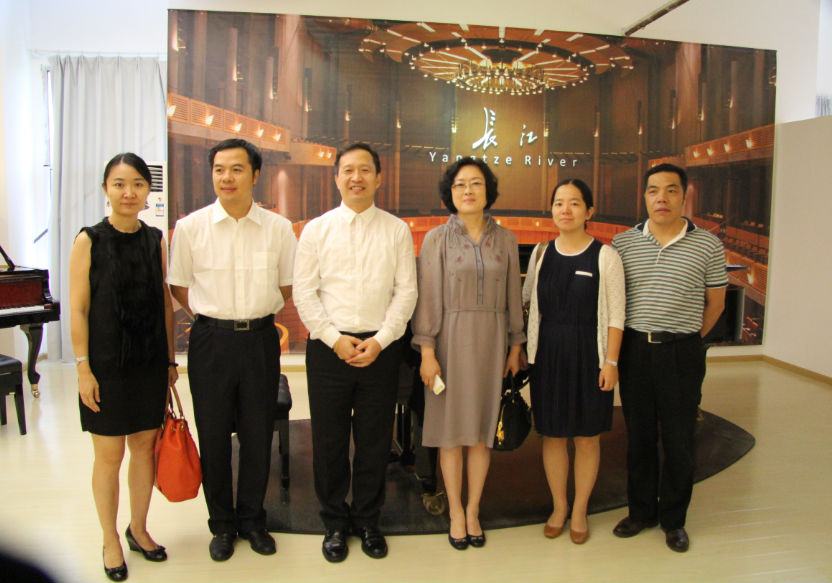 文化部、商务部、财政部联合考察长江钢琴生产基地