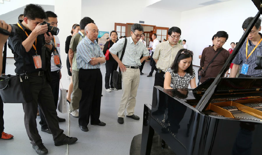 中国音协钢琴学会理事参观长江钢琴生产基地为民族品牌喝彩