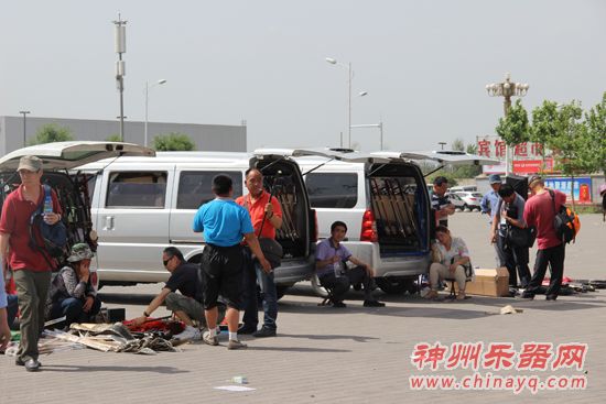烈日下的跳蚤市场