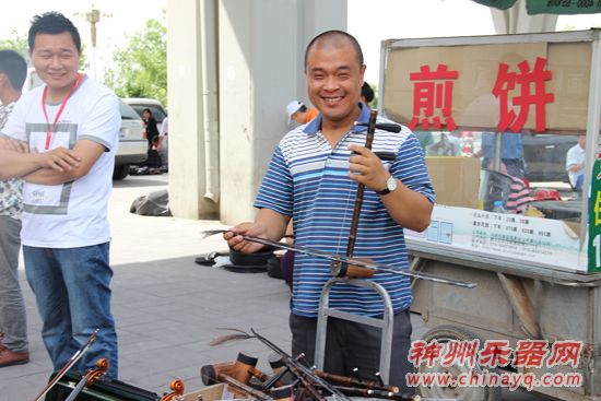 杜先生向记者展示二胡