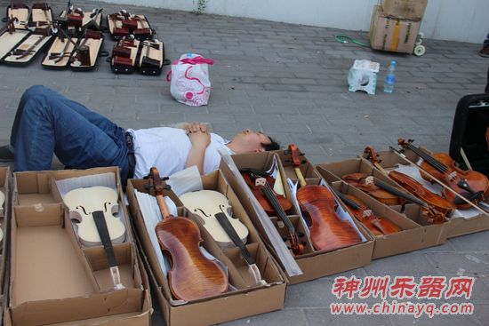 疲惫的厂家躺在地上小憩