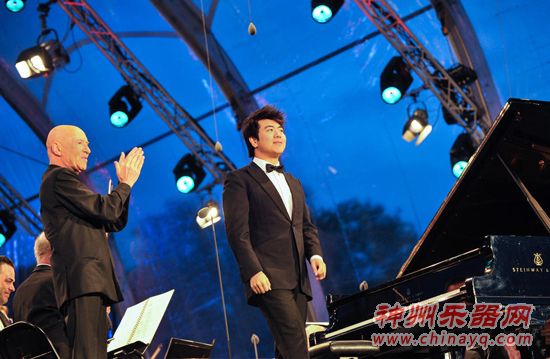 郎朗米兰雨中演奏 琴震维也纳美泉宫