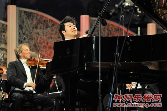 郎朗米兰雨中演奏 琴震维也纳美泉宫