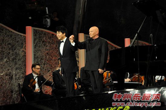 郎朗米兰雨中演奏 琴震维也纳美泉宫