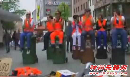 垃圾桶变身乐器 环卫工热情演绎