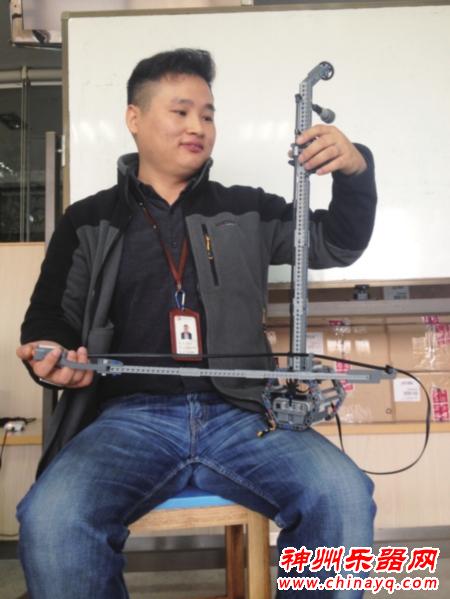 机器二胡横空出世 外形酷炫会唱儿歌