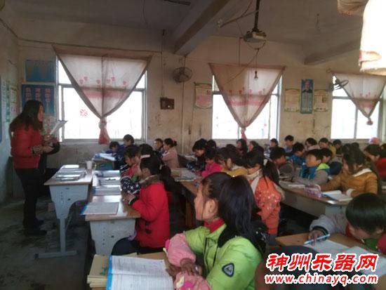 笛声悲怆孝感动天 笛子哥卖艺救父后续报道 ——笛子哥身教言传12岁女儿撑起一片天