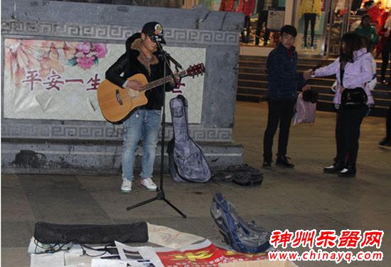 善心小伙加入卖艺团 救助笛子哥全城在行动