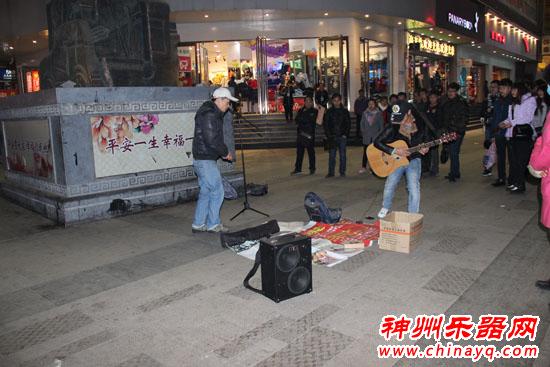 善心小伙加入卖艺团 救助笛子哥全城在行动