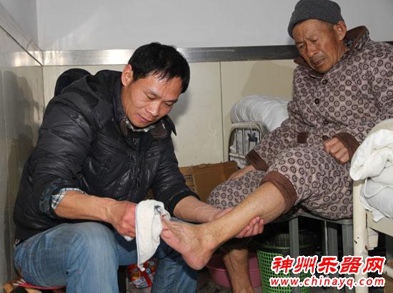 笛声悠扬笛哥悲怆，勤俭救父久劳成疾