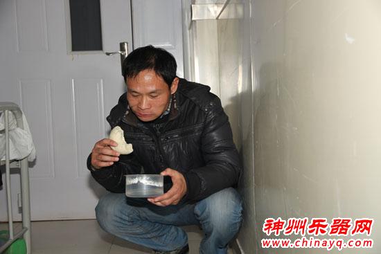 笛声悠扬笛哥悲怆，勤俭救父久劳成疾