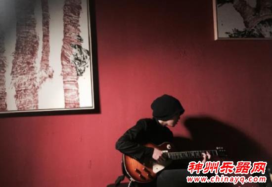 大长腿窦靖童照片曝光 弹吉他文艺范十足